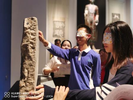 有“爱”无“碍”|螺岭初中学子引领视障朋友探索艺术之美