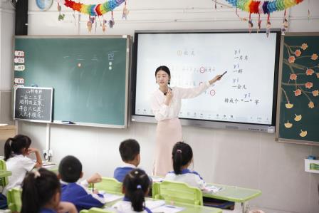 专家引路明方向 教研赋能促成长 ——罗湖区教科院“百人听千课”活动走进东昌小学
