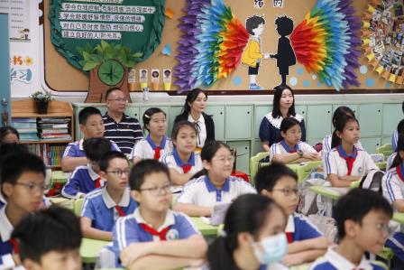 专家引路明方向 教研赋能促成长 ——罗湖区教科院“百人听千课”活动走进东昌小学
