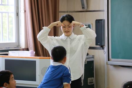 悦纳差异，成全成长——深圳市笋岗小学举行新老师汇报课融合教育活动