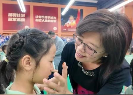 深圳市怡景小学举行2024金秋语言文化节开幕式暨新生开笔礼