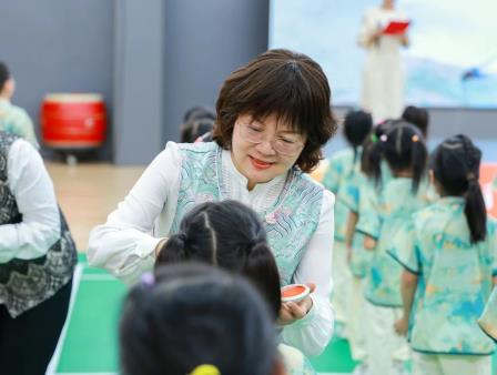 深圳市怡景小学举行2024金秋语言文化节开幕式暨新生开笔礼