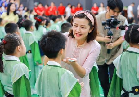 深圳市怡景小学举行2024金秋语言文化节开幕式暨新生开笔礼