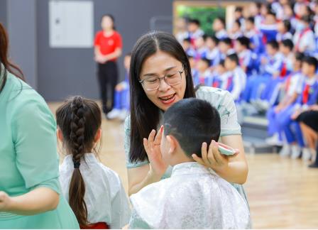 深圳市怡景小学举行2024金秋语言文化节开幕式暨新生开笔礼