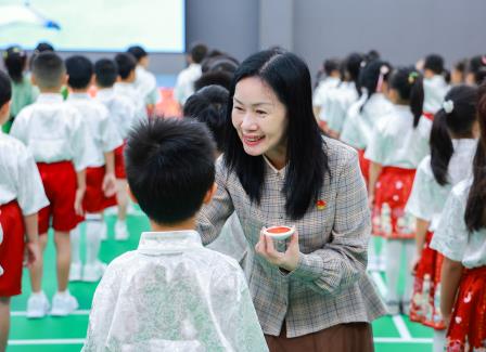 深圳市怡景小学举行2024金秋语言文化节开幕式暨新生开笔礼