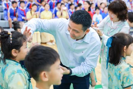 深圳市怡景小学举行2024金秋语言文化节开幕式暨新生开笔礼