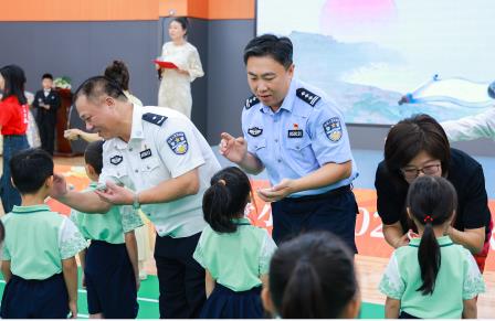 深圳市怡景小学举行2024金秋语言文化节开幕式暨新生开笔礼