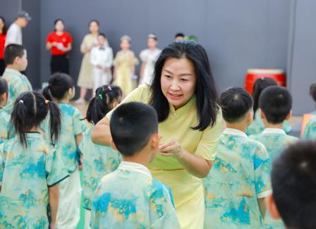 深圳市怡景小学举行2024金秋语言文化节开幕式暨新生开笔礼