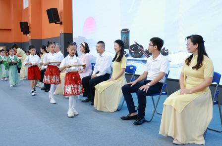 深圳市怡景小学举行2024金秋语言文化节开幕式暨新生开笔礼