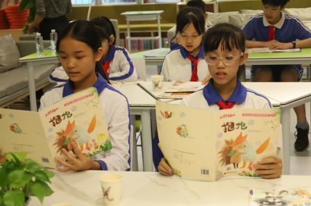 深圳关爱行动公益基金会向草埔小学捐赠绘本