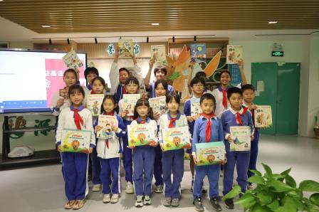 深圳关爱行动公益基金会向草埔小学捐赠绘本