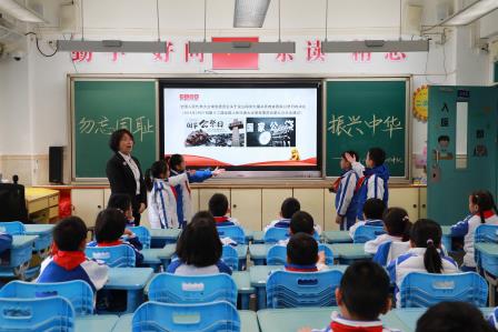 锦田小学第十六周升旗仪式暨举行《铭记历史 勿忘国耻》主题班队课