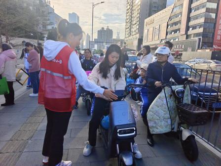 校园安全  “我们”来守 ——深圳市翠北实验小学党员志愿督导服务