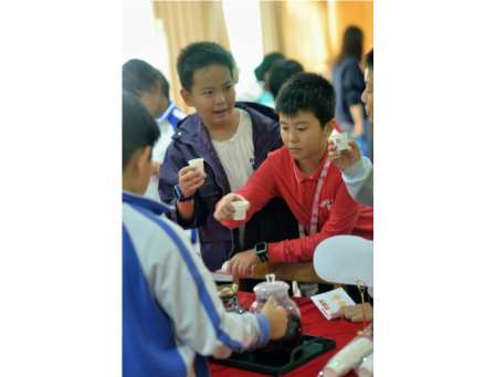 寻药香古韵，启文化新程——深圳市东晓小学药用植物社团项目式学习成果展暨草药游园会成功举办