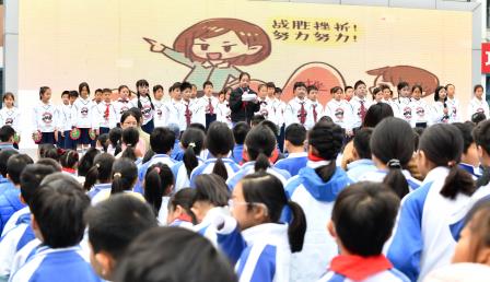 校社协同育新苗，正视挫折共成长 ——深圳市靖轩小学联合黄贝岭社区党委开展国旗下思政课活动