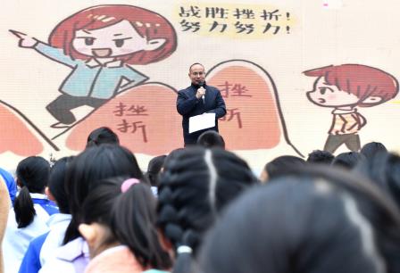 校社协同育新苗，正视挫折共成长 ——深圳市靖轩小学联合黄贝岭社区党委开展国旗下思政课活动