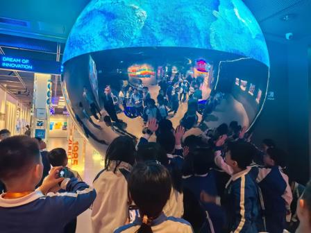 激发探索激情，点亮智慧之光 —— 罗湖未来学校每周半天活动之华强北博物馆探索纪实