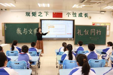 我与文明礼仪同行 ——翠北实验小学第17周主题班会