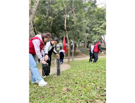 文德学校党支部组织开展捡垃圾志愿活动