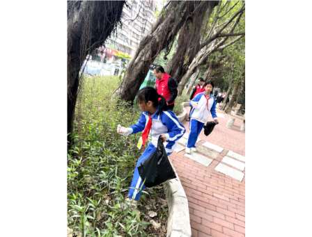 文德学校党支部组织开展捡垃圾志愿活动