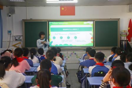 知性成长  笑迎青春——深圳市东晓小学青春期知识系列讲座圆满结束