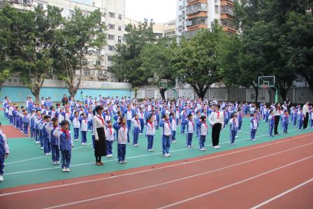 小小先锋，共筑中国梦 ——深圳市南湖小学举行少先队员入队仪式