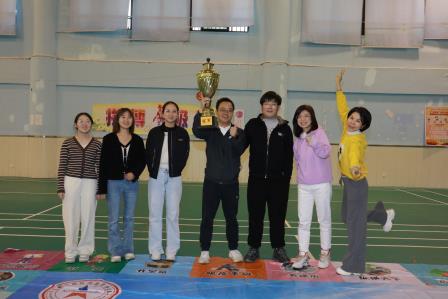 舒缓压力 提升凝聚力  ——罗湖实验学校工会开展团建拓展活动