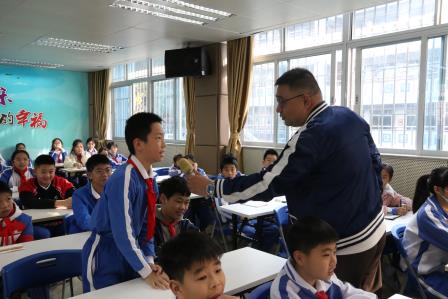 新秀小学举行科学副校长聘任仪式暨《批判性思维基础》讲座