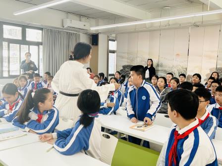书香满溢湖贝 文学润泽童心——湖贝小学开展“作家进校园”活动
