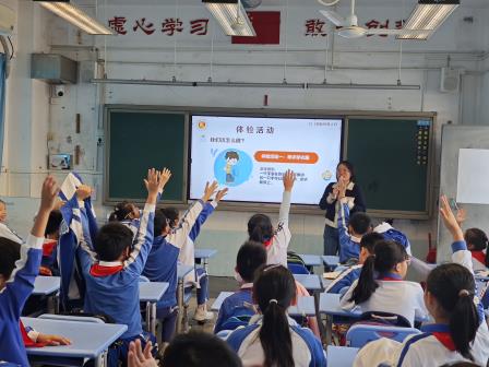 “童”心携手，传递关爱---东晓小学开展国际残疾人日主题活动