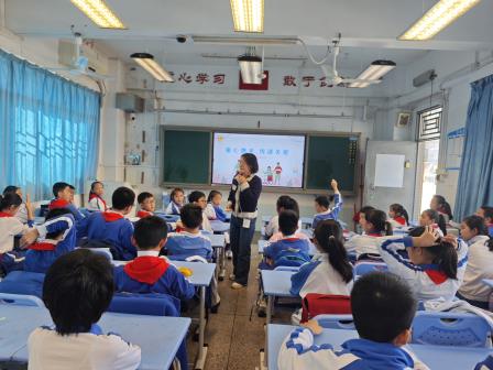 “童”心携手，传递关爱---东晓小学开展国际残疾人日主题活动