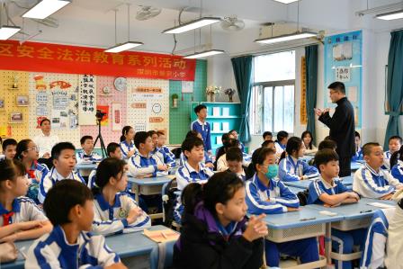 弘扬宪法精神，增强宪法意识 ——深圳市景贝小学举办普法宣传进校园系列活动
