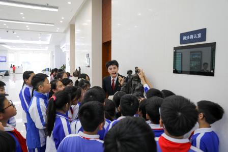 新秀小学学生走进罗湖区法院开展法治学习实践活动