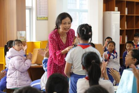 启迪童心，播种想象——新秀小学举行名作家郁雨君校园阅读分享活动