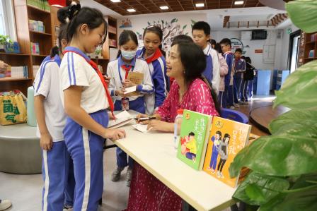 启迪童心，播种想象——新秀小学举行名作家郁雨君校园阅读分享活动