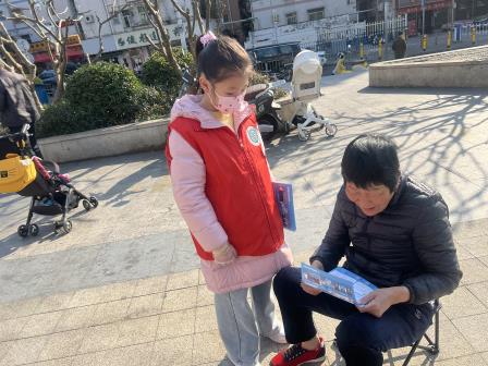 金色阳光下的环保盛宴：师生家长共筑未来