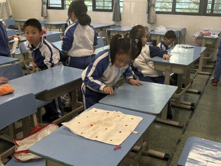 岁末大扫除，暖心赠礼物——深圳市仙桐实验小学举行“辞旧迎新”劳动实践活动