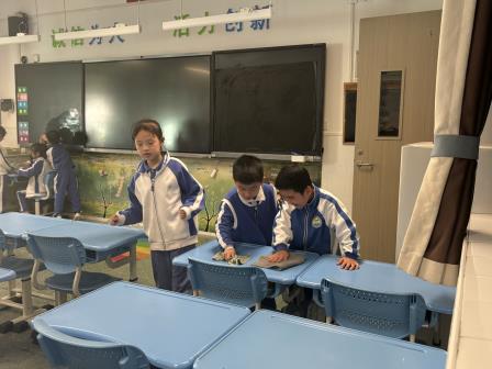 岁末大扫除，暖心赠礼物——深圳市仙桐实验小学举行“辞旧迎新”劳动实践活动