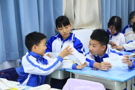 岁末大扫除，暖心赠礼物——深圳市仙桐实验小学举行“辞旧迎新”劳动实践活动
