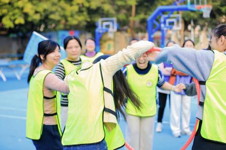 新秀小学举行教师“欢乐大闯关”活动共筑团队新风貌