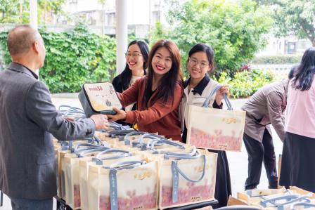 桃李芬芳三十载，共话发展新征程 —— 罗湖外语实验学校举办建校30周年退休教工座谈会