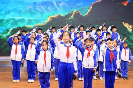 深圳市仙桐实验小学举行“诚信为人”主题升旗仪式