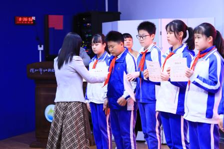 深圳市仙桐实验小学为在第7届罗湖区大创客节获奖学生举行颁奖仪式