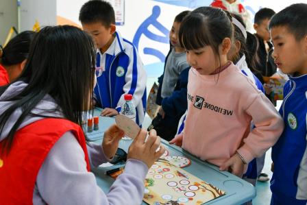乐考无“纸”境，书香伴我行 ——深圳市景贝小学举办一二年级阳光测评活动