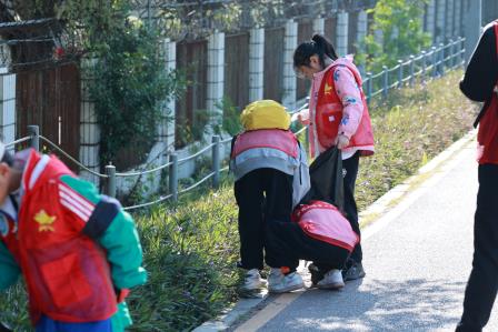 守护绿色家园，争当环保先锋 ——笋岗小学家校联合会举行亲子环保徒步活动