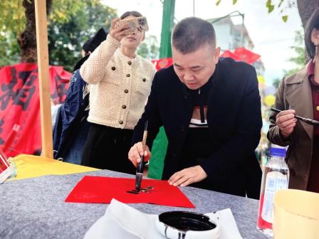  深圳市怡景小学举办“怡”心聚爱义卖嘉年华
