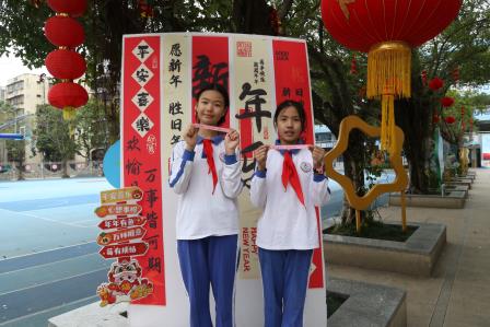 新秀小学举行“灵蛇纳福立志扬帆，新秀学子筑梦远航”开学典礼