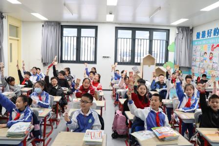 乐走“青云梯”，寄语新学期 ——深圳市泰宁小学2025年春季学期开学活动圆满举行