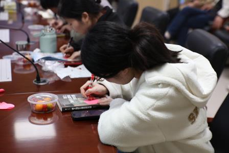 悦读促成长，一书一微光——罗湖小学开展青年教师阅读分享会