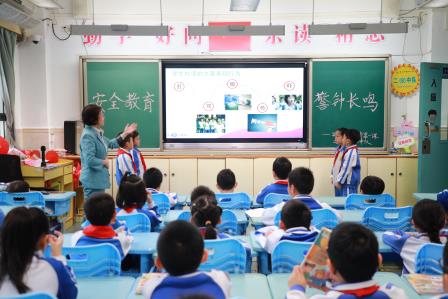提高安全意识，共建平安校园——锦田小学锦田校区举行升旗课程展示活动